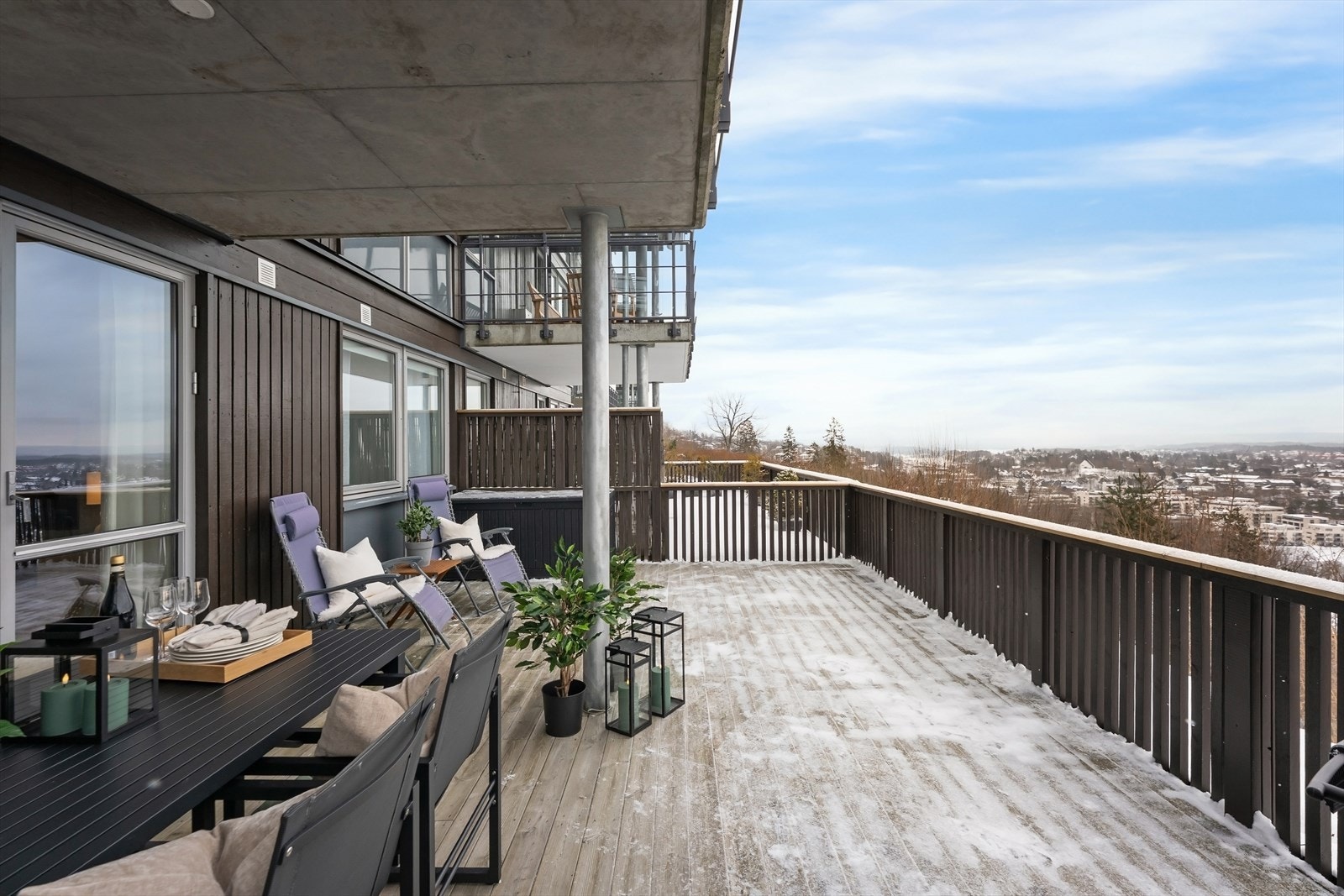 Stor og delvis overbygd terrasse 32 kvm. Galleribilde