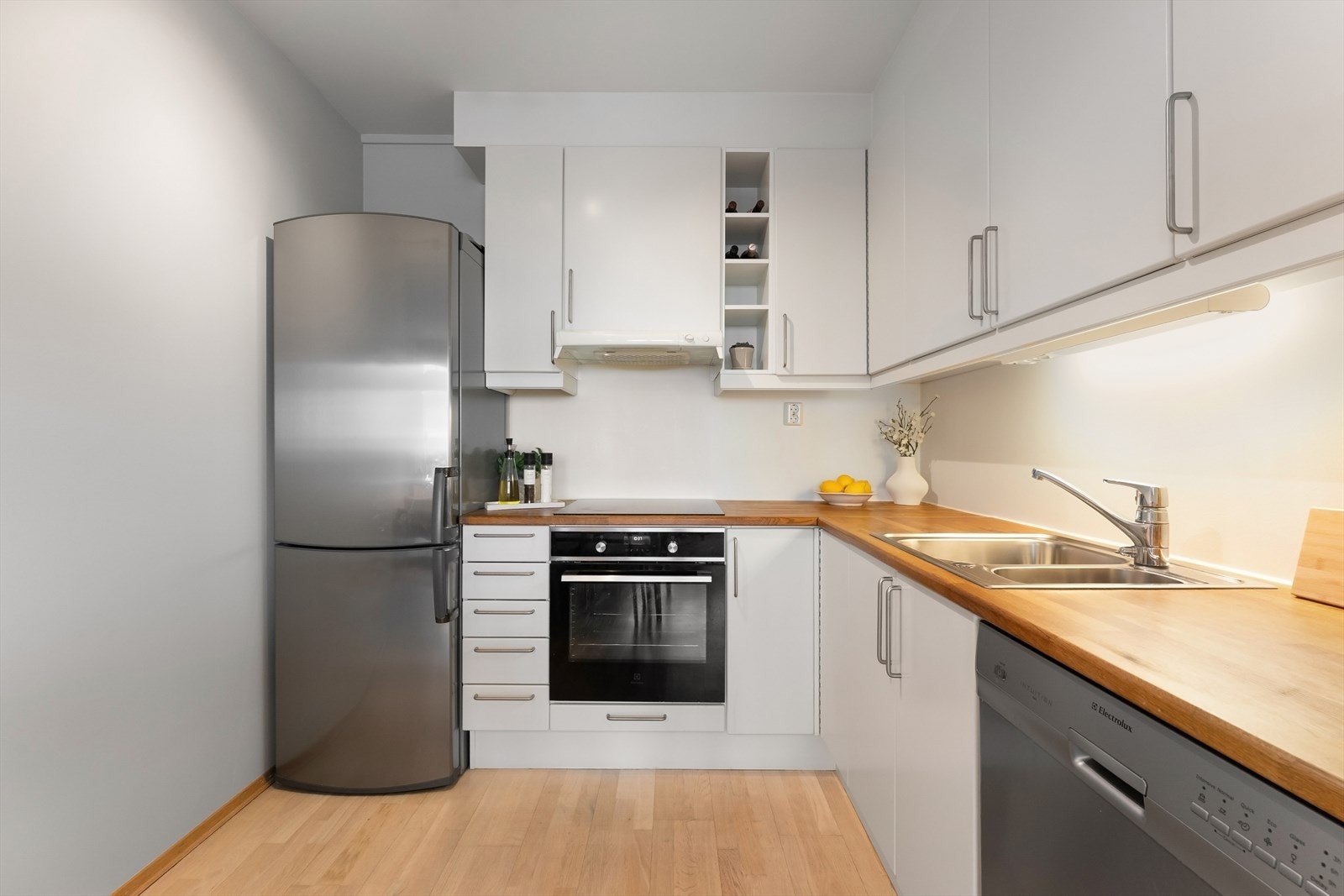 Utformet med innredning langs to vegger. Galleribilde