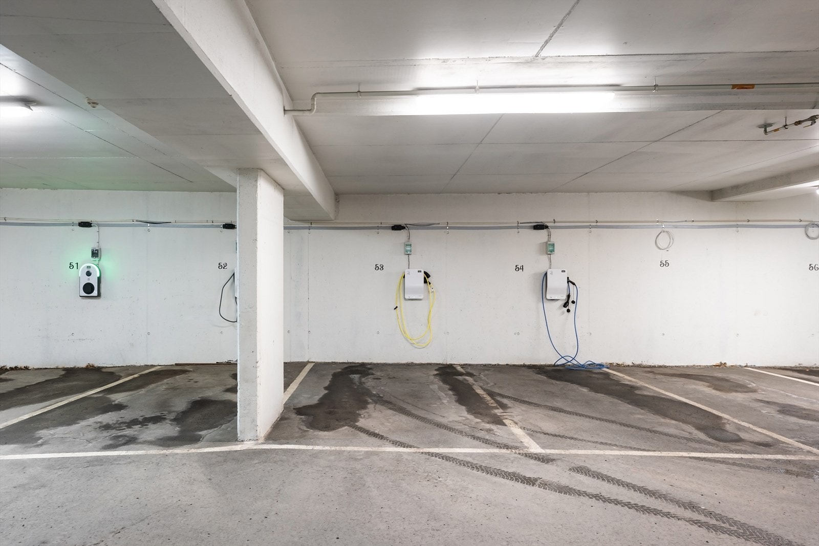 Garasjeplass med lader. Galleribilde