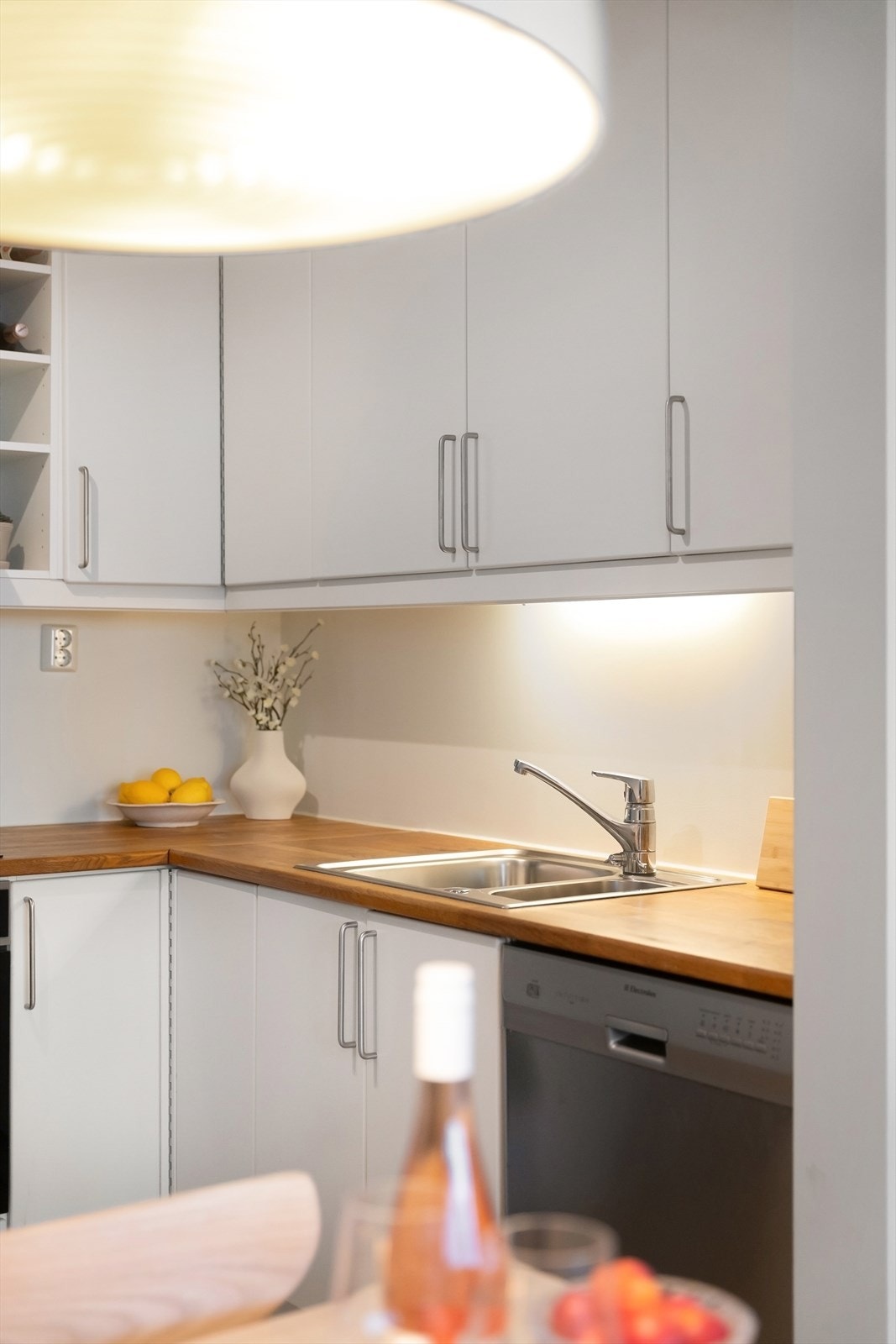 Kjøkkenet har innredning med glatte fronter og benkeplate i heltre. Galleribilde