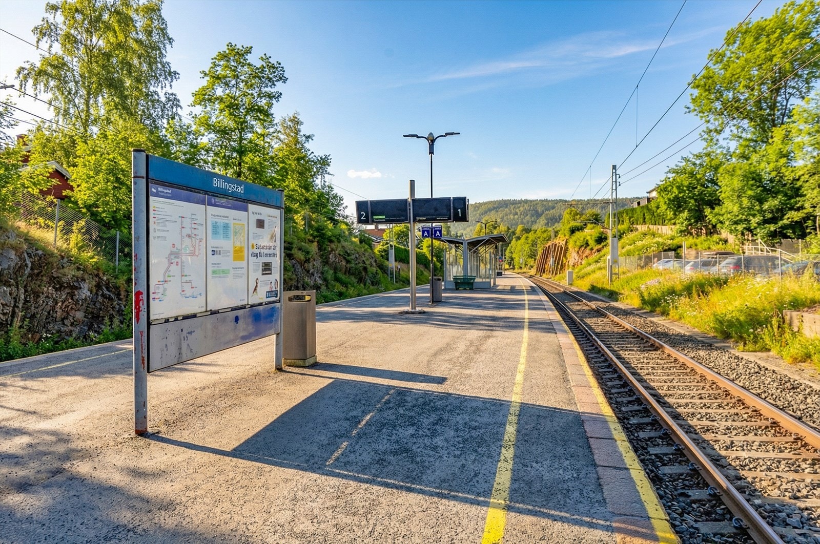 Ca. 1 km til Billingstad togstasjon, som har lokaltog i retning Asker og Oslo. Galleribilde