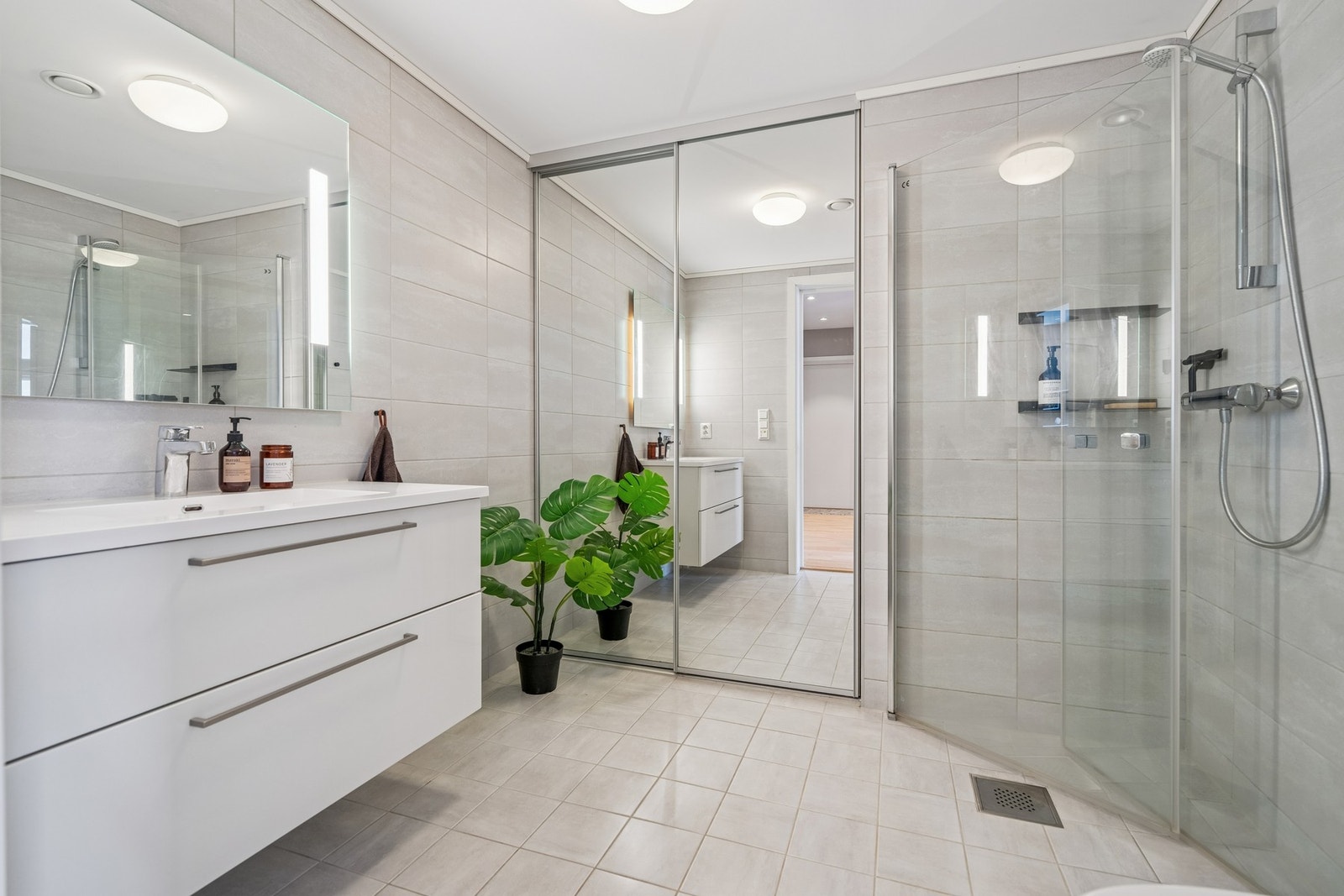 Romslig baderom med elektriske varmekabler. Galleribilde