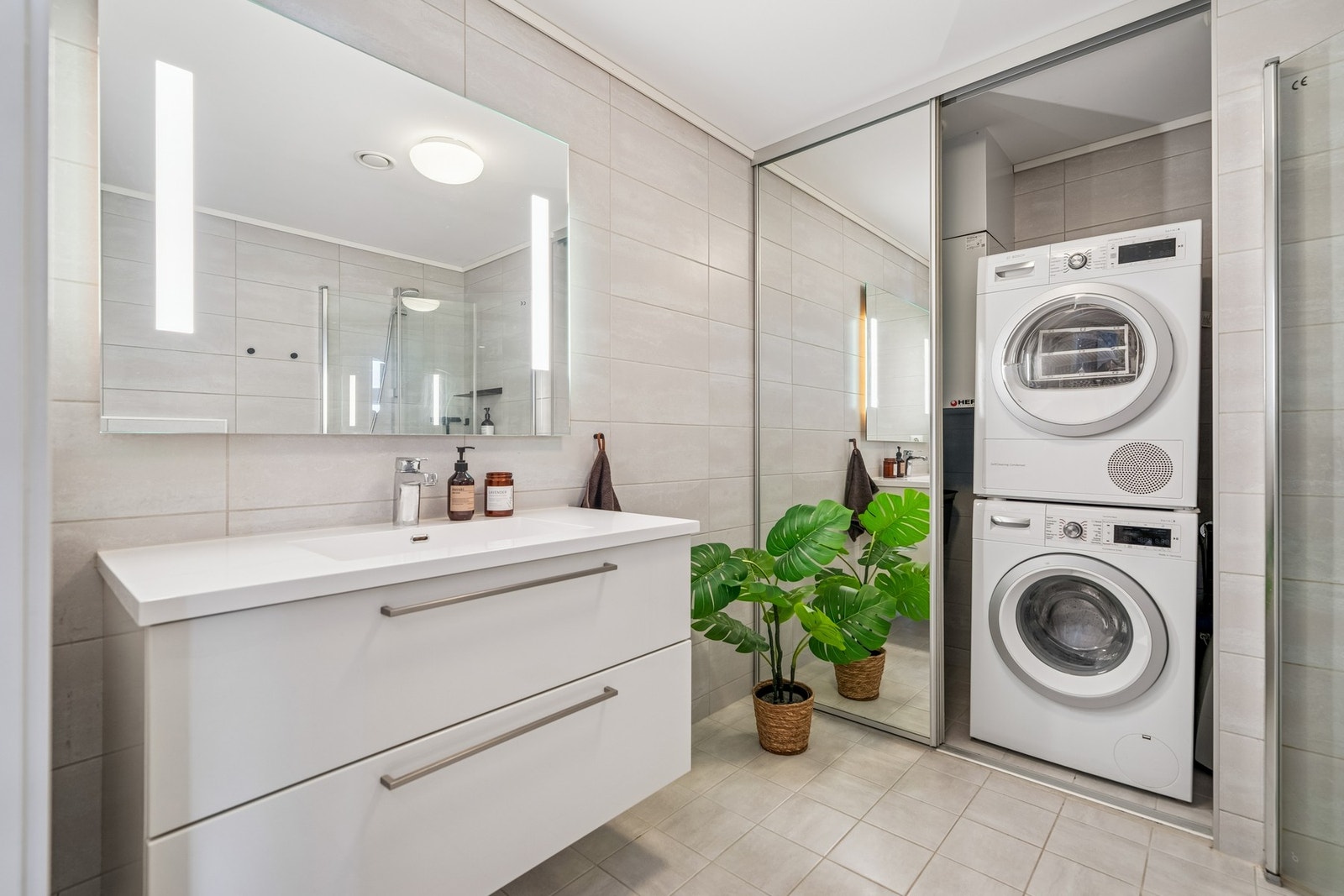 Legg merke til speildørene som skjuler vaskemaskin og tørketrommel. Galleribilde