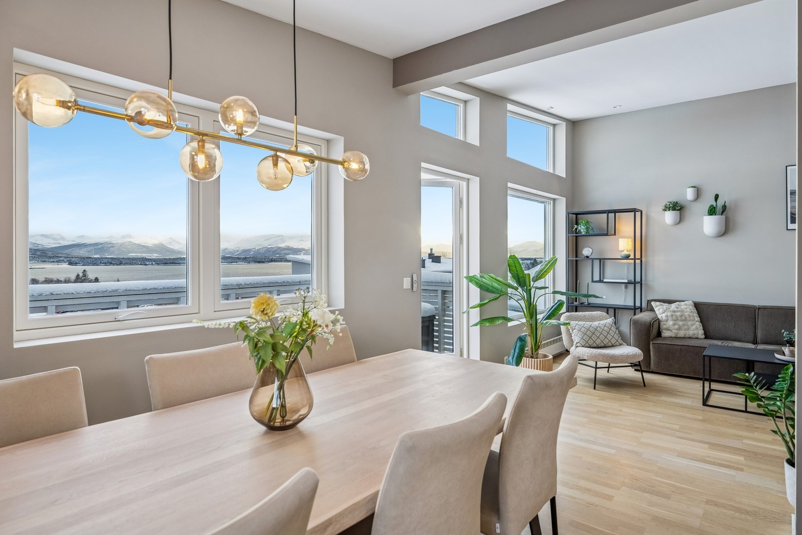 Kjøkkenet i åpen, sosial løsning mot stuen. Galleribilde