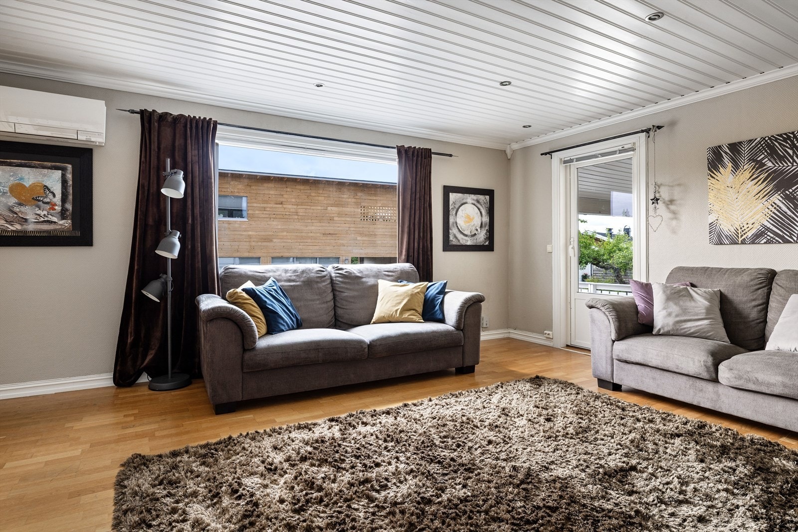 Stuen er det naturlige oppholdsrommet i boligen, og er et stort, lyst og hyggelig rom. Galleribilde