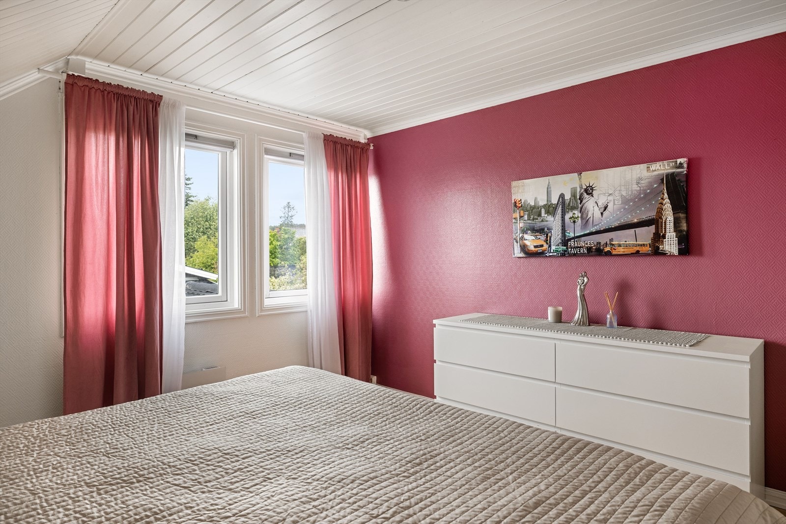 Soverommet har lune tregulv og lysmalte overflater med en fin kontrastvegg. Galleribilde