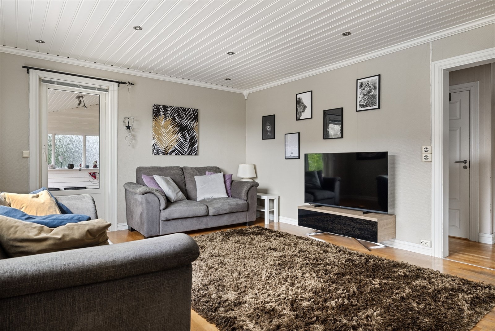 Stuen har parkett på gulv, overflater malt i en lys tidløs farge og downlights i himlingen. Galleribilde