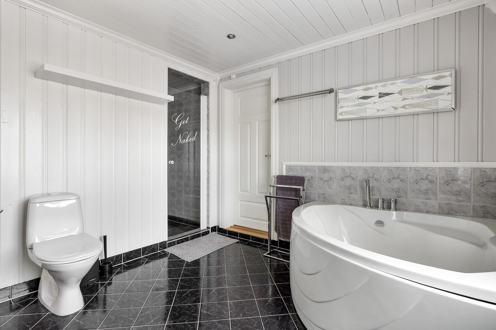 Baderommet er også utstyrt med et stort hjørnebadekar og toalett. Galleribilde