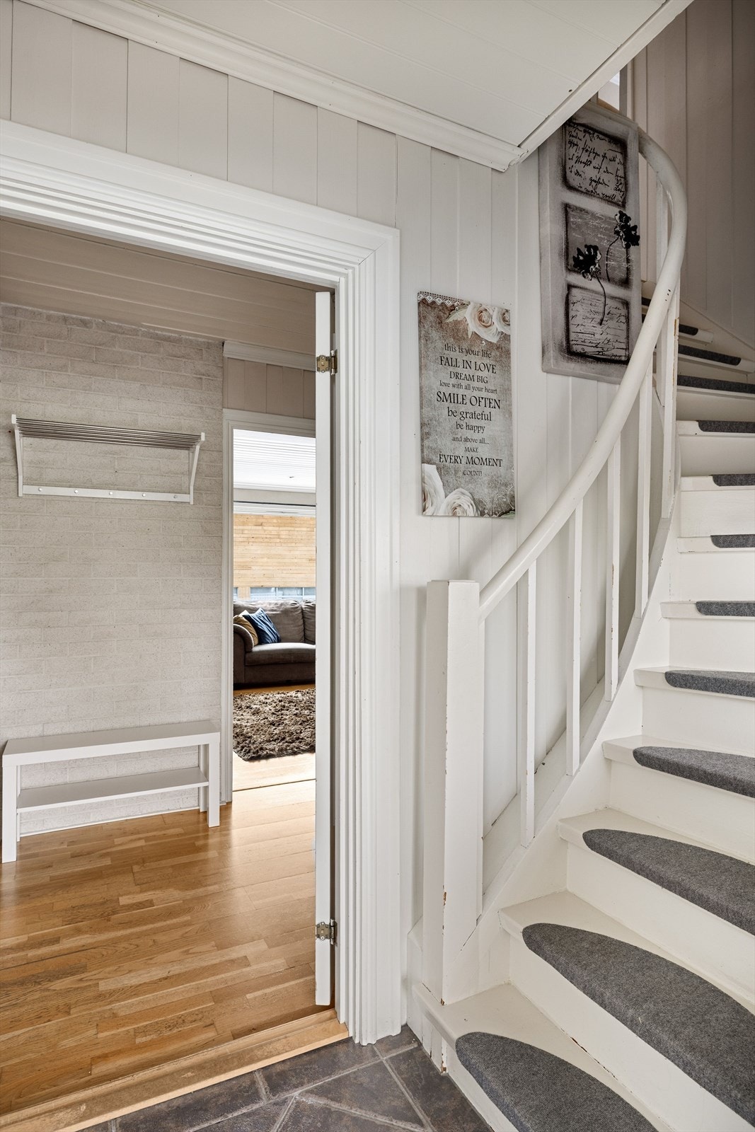 Flislagt vindfang/trapperom med gulvvarme. Galleribilde