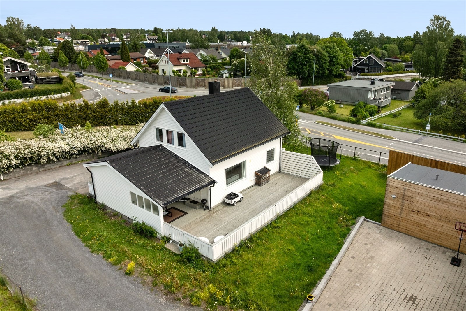 Fra terrassen er det port ut til hagen som er opparbeidet med plen og variert beplantning. Galleribilde