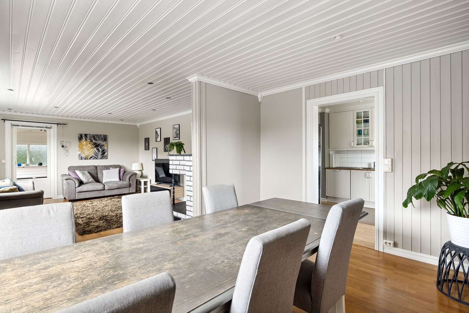 Boligen har en innholdsrik planløsning over to plan med fine oppholdsrom, stort bad og vaskerom/bad/garderobe i 1. etasje, samt 4 soverom i 2. etasje. I tillegg er det kjeller med diverse kjellerrom. Galleribilde