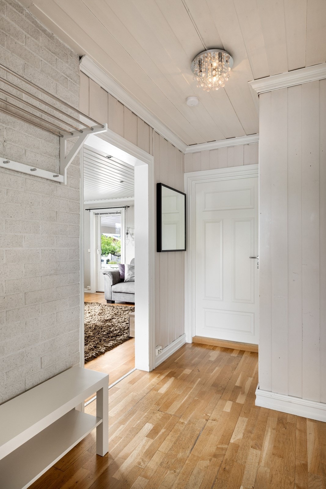 Fra gangen er det videre adkomst til både kjøkken, stue og baderom. Galleribilde