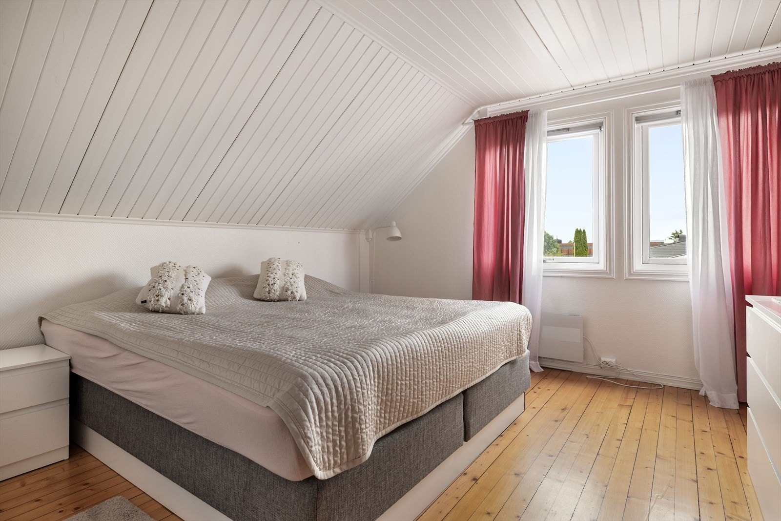 Soverom 1 er et stort, lyst og fint rom med to store vindusflater. Galleribilde