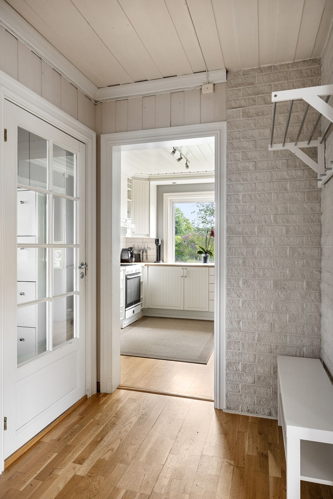 Når du entrer boligen kommer du først inn i et praktisk vindfang/trapperom med gulvvarme. Videre kommer du inn i en gang med plass til sko og oppheng av yttertøy. Galleribilde