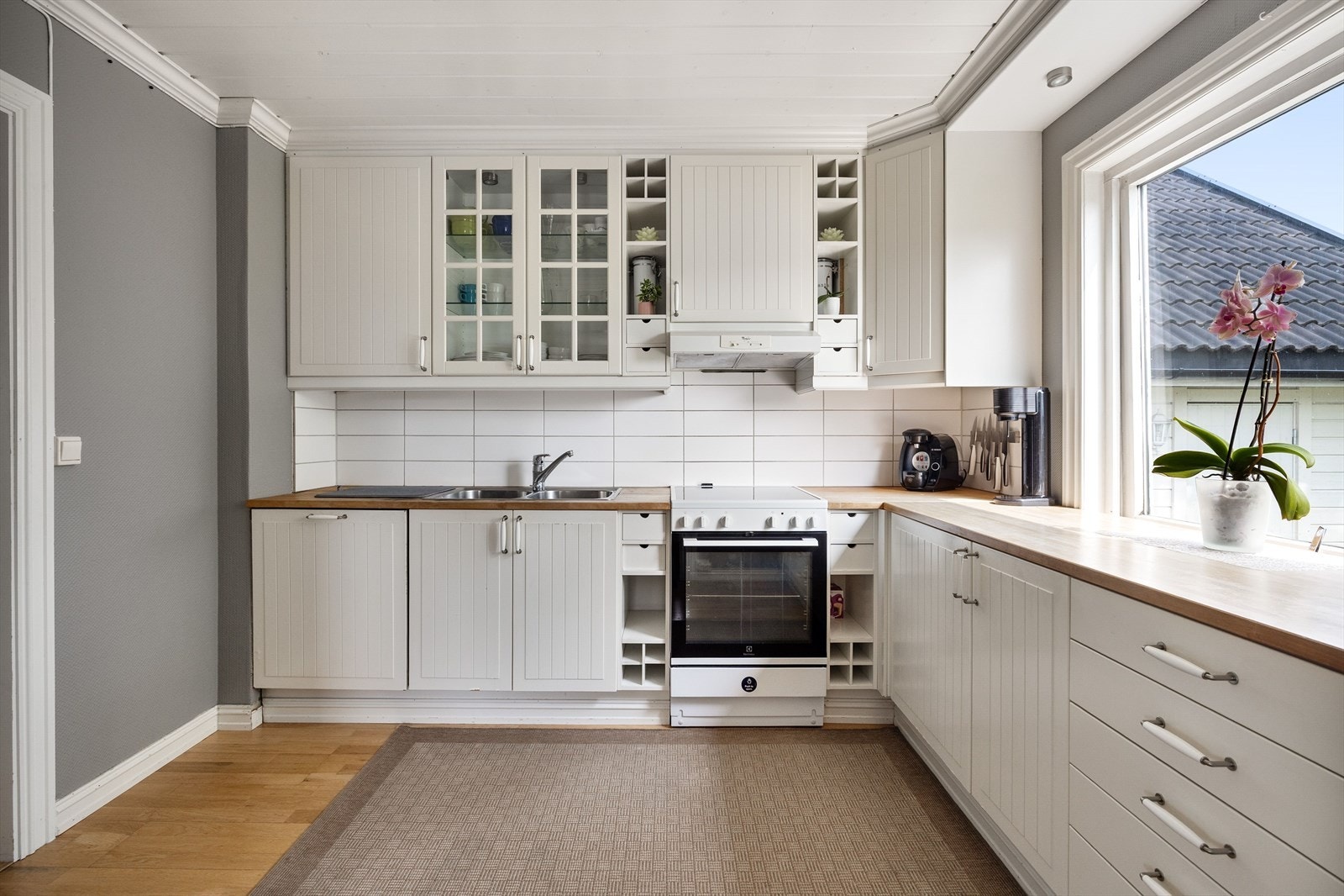 Boligen ble oppgradert med nytt kjøkken i perioden 2005-2011. Lys og pen innredning med god skap- og benkeplass. Galleribilde