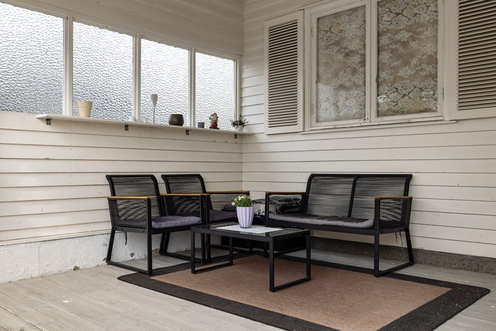 Deler av terrassen er overbygget med vegg i enden som gjør at du sitter lunt og skjermet for både vær og innsyn. Galleribilde