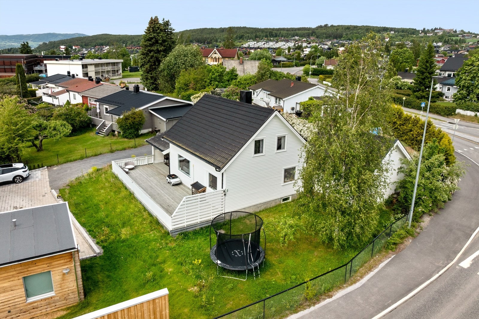 Eiendommen ligger i et etablert boligområde på Hamar vest. Her bor du solrikt og barnevennlig med kort vei til både barnehager, skoler, treningsarenaer og butikker. Et godt sted å bo uansett hvilken fase i livet du er i! Galleribilde