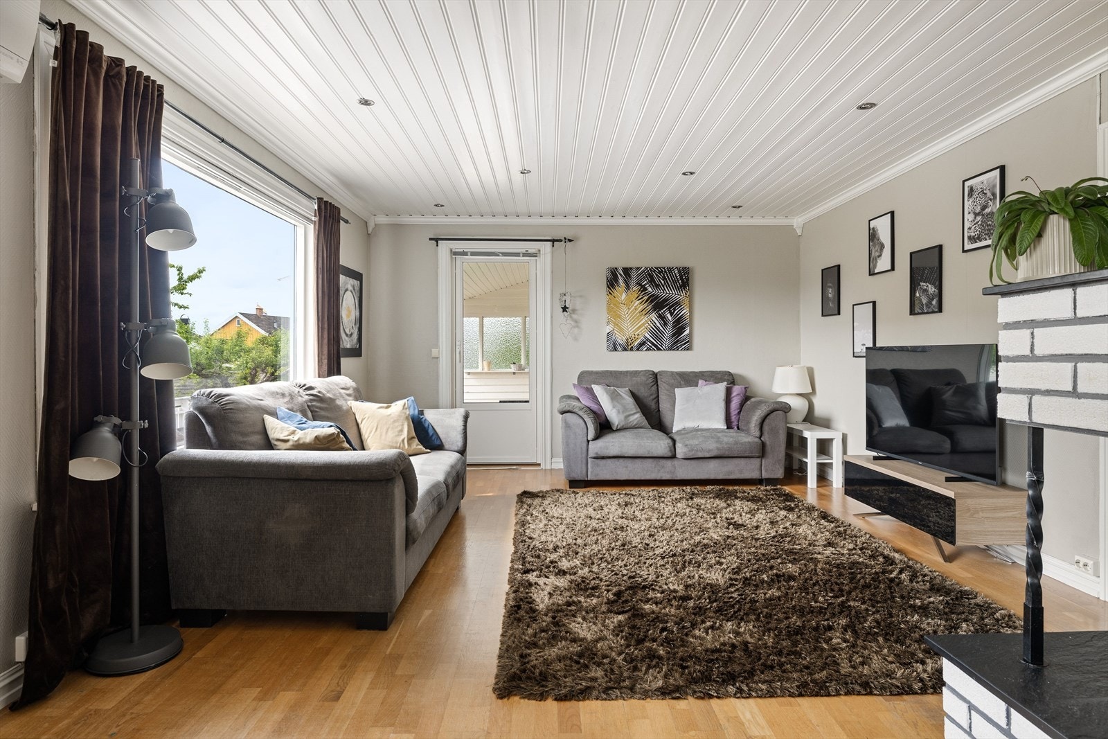 Stuen er romslig med god plass til stor sofagruppe med salongbord og mediemøblement med tv. Galleribilde