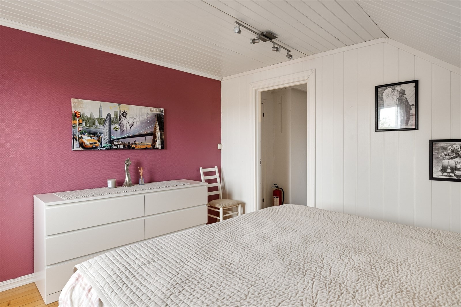 På soverommet er det god plass til dobbeltseng med tilhørende nattbord, samt kommoder eller andre garderobeløsninger. Galleribilde