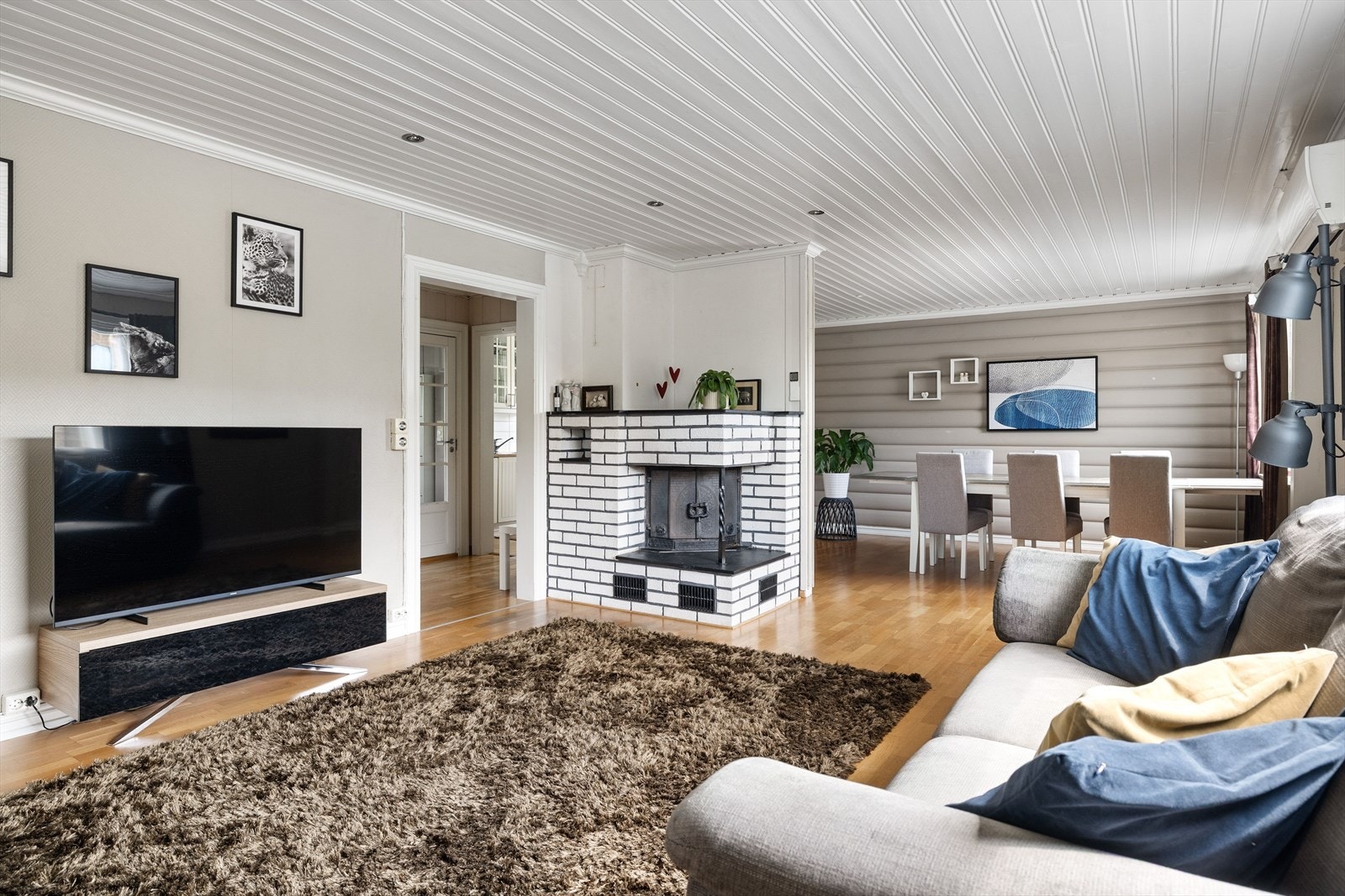 I hjørnet av stuen er det en koselig murt peis med peisinnsats som både gir god varme og bidrar til ekstra hygge. Galleribilde