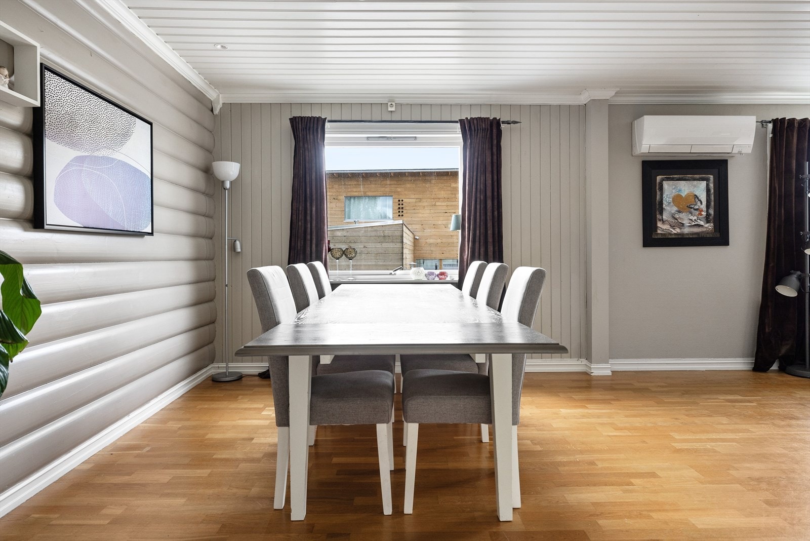 Det er også montert luft-til-luft varmepumpe fra 2013 som sørger for en god og jevn varme på vinterstid. Galleribilde