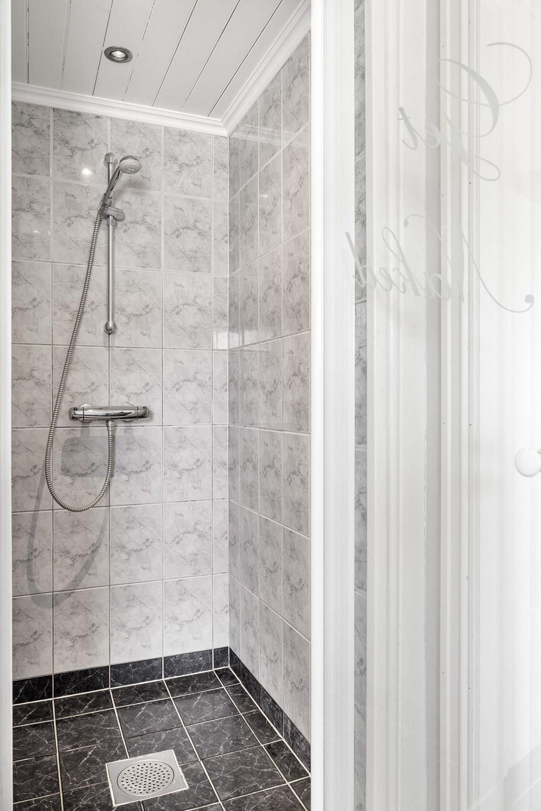 Praktisk dusjnisje med glassdør. Galleribilde