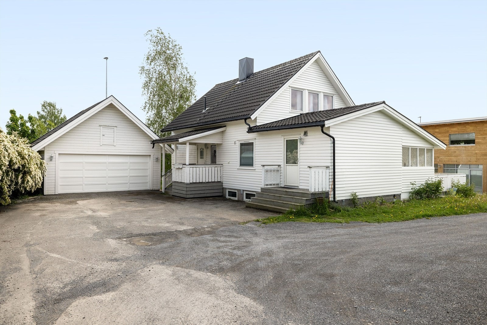 En lys, romslig og greit ivaretatt enebolig med 4 soverom og 2 bad. Eiendommen er også bebygd med en dobbeltgarasje på 32m² med uinnredet loftsrom på ca. 20m² (ikke målverdig areal). Galleribilde