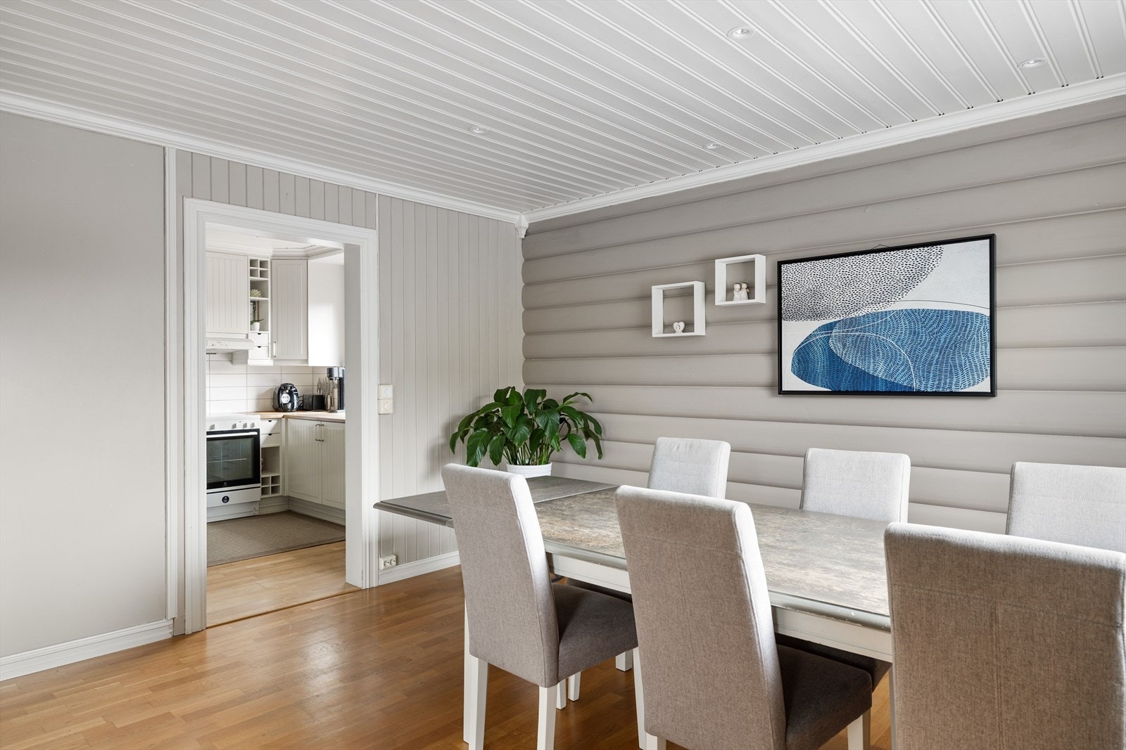 Spisestuen ligger i en fin og sosial åpen løsning med stuen, og i naturlig tilknytning til kjøkkenet. Galleribilde