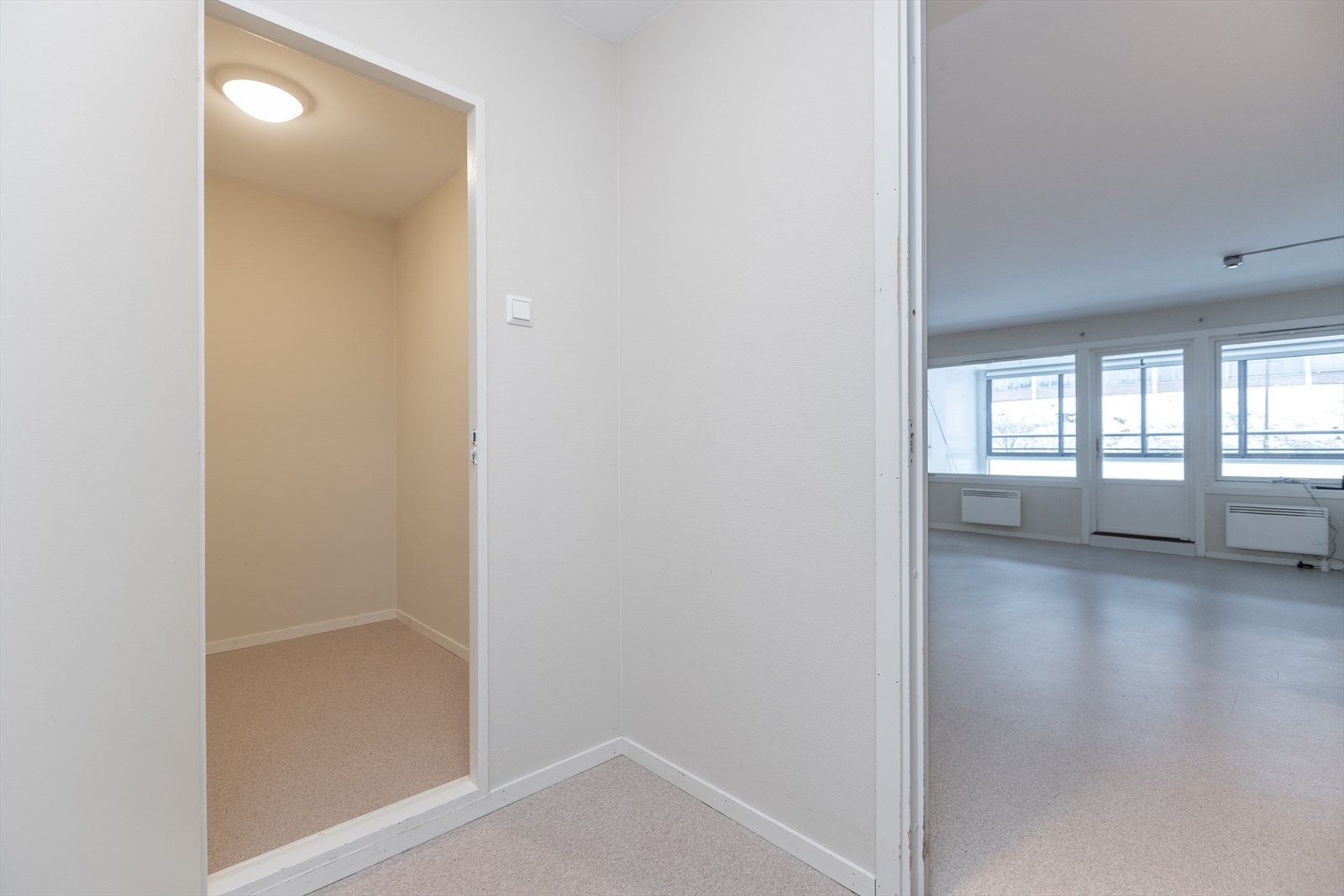 Gang med tilhørende bod Galleribilde