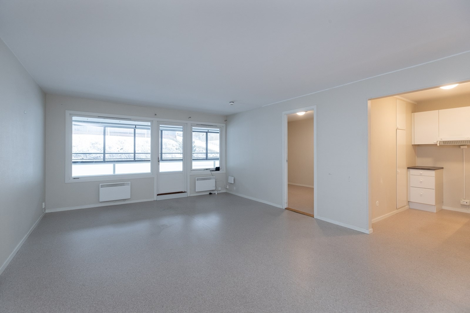 Lys stue med plass til salong og spisestue Galleribilde