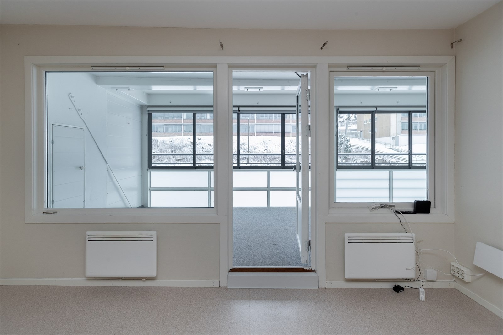 Fra stuen er det utgang til innglasset veranda Galleribilde