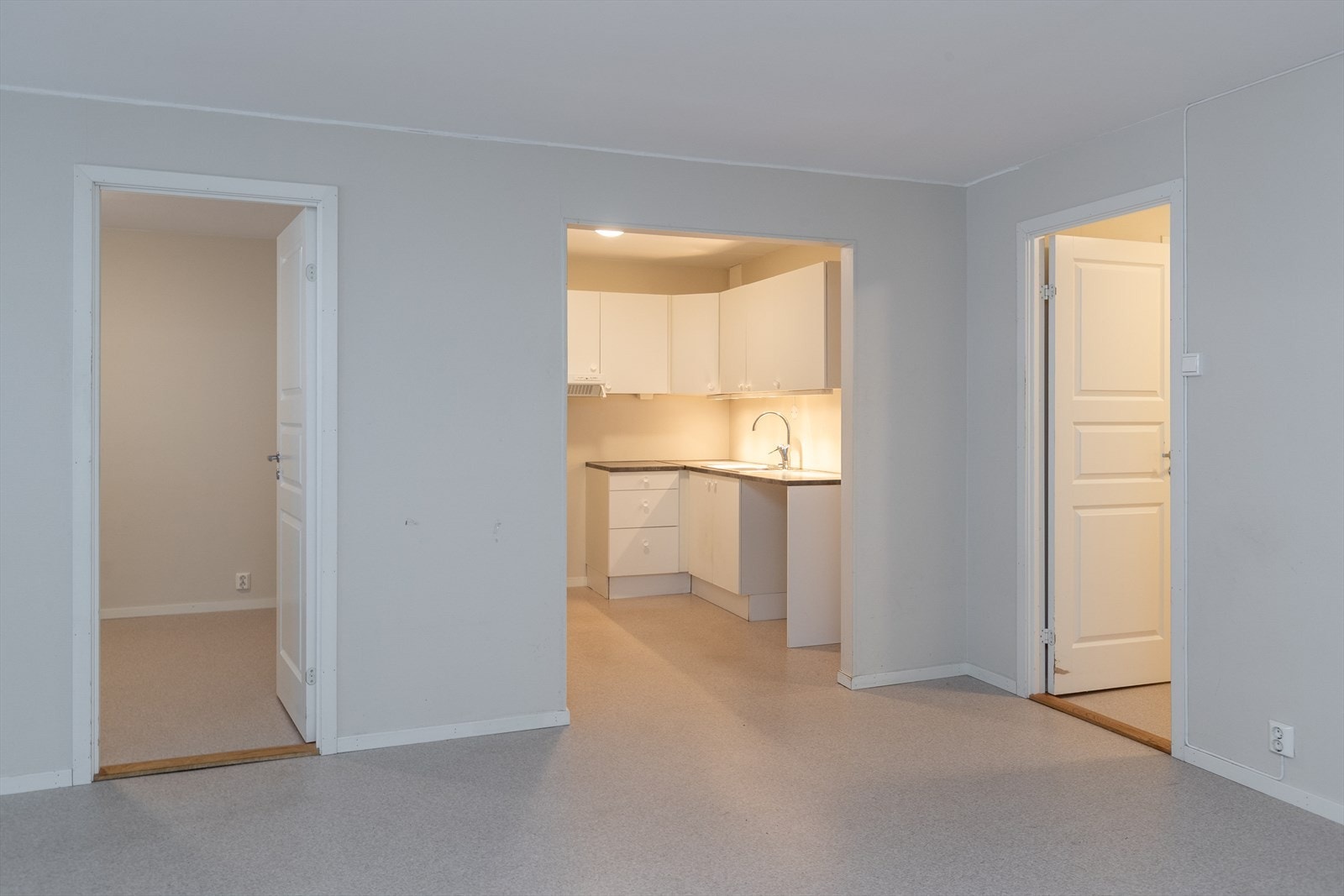 Delvis åpen løsning fra stue til kjøkken Galleribilde