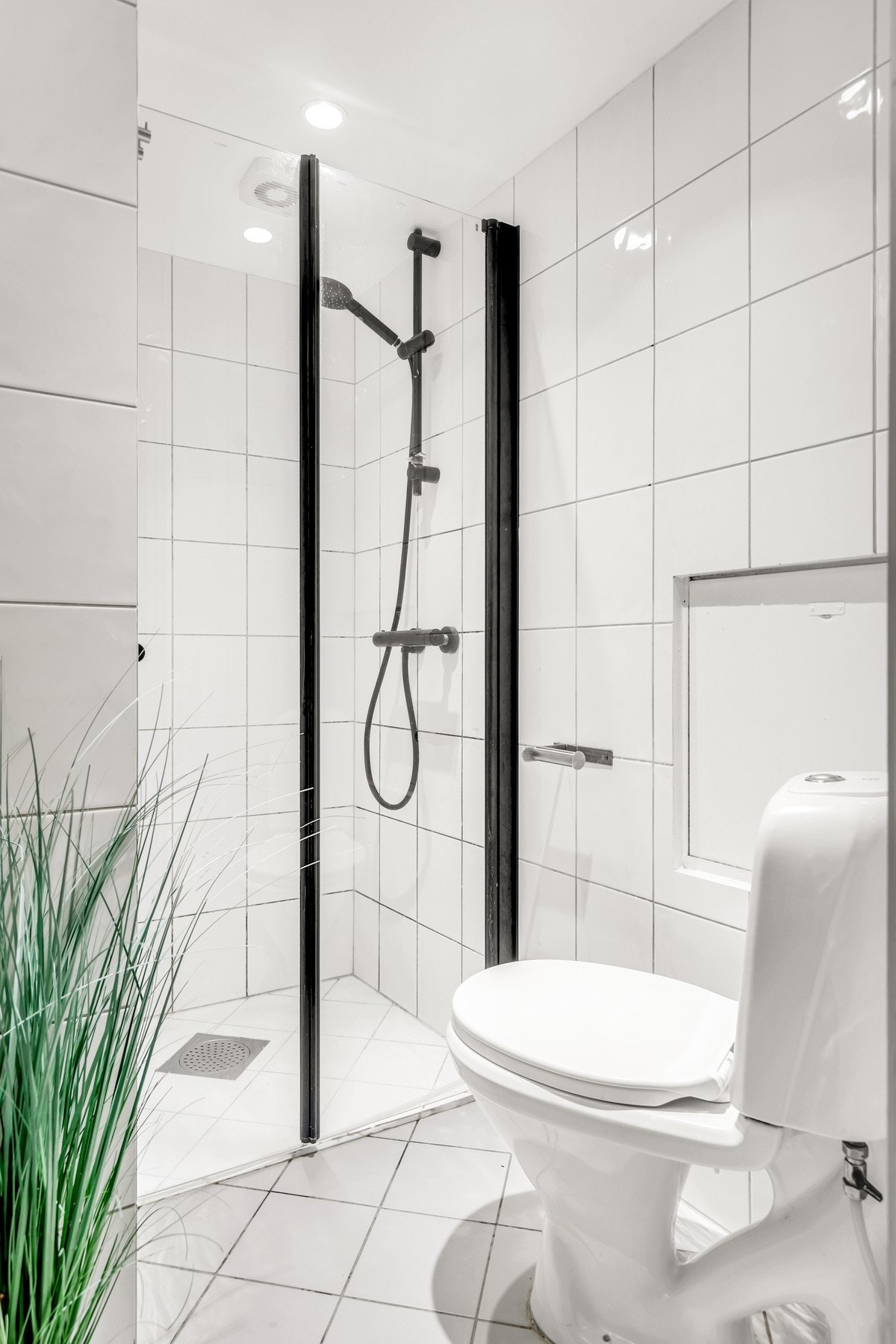 Bad /wc med dusjnisje, servant og toalett Galleribilde