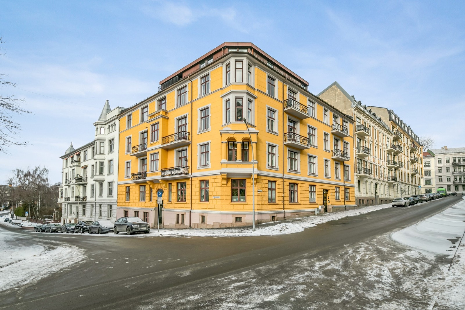 Fasaden sett fra gaten Galleribilde