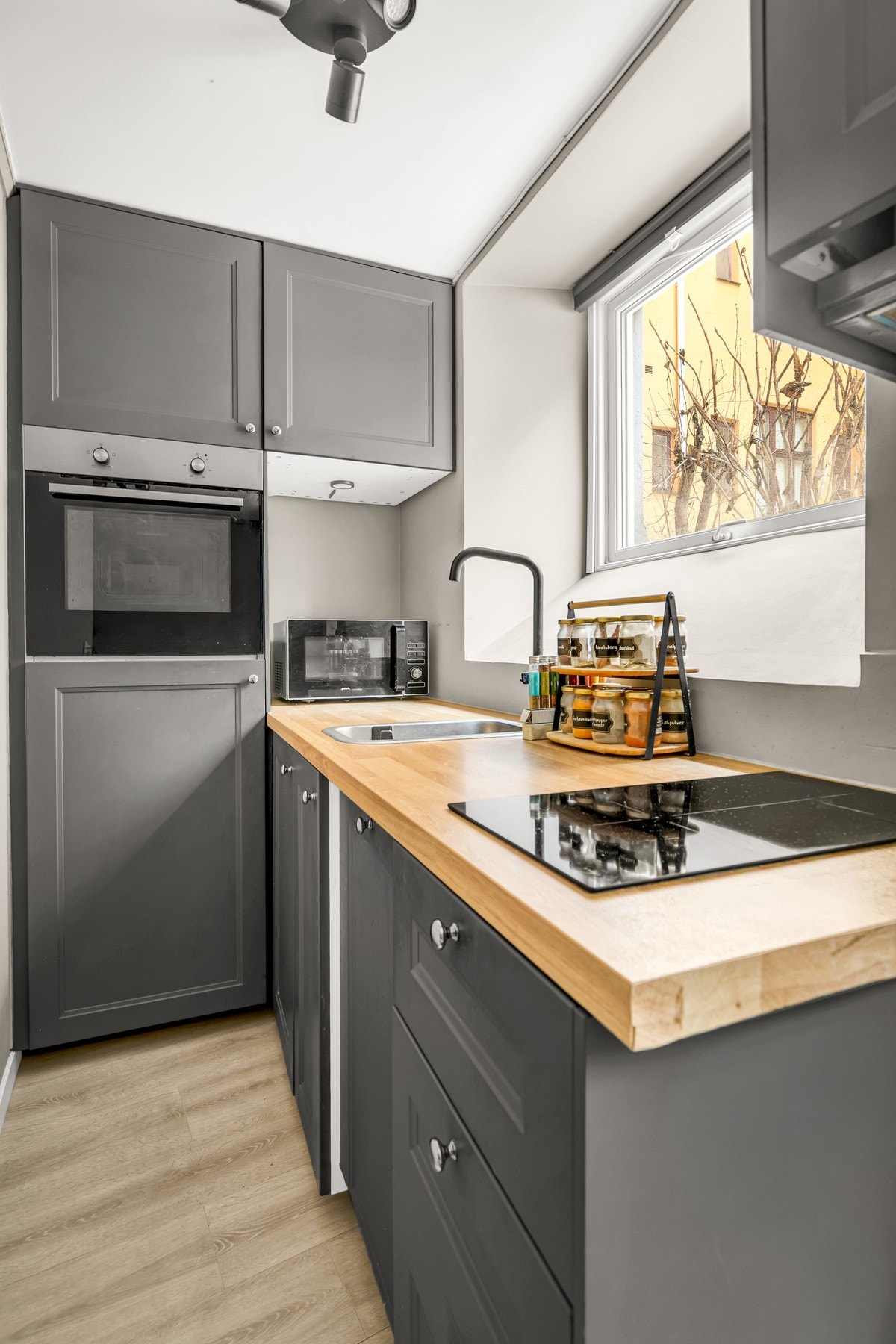 Åpen kjøkkenløsning mot stuen Galleribilde