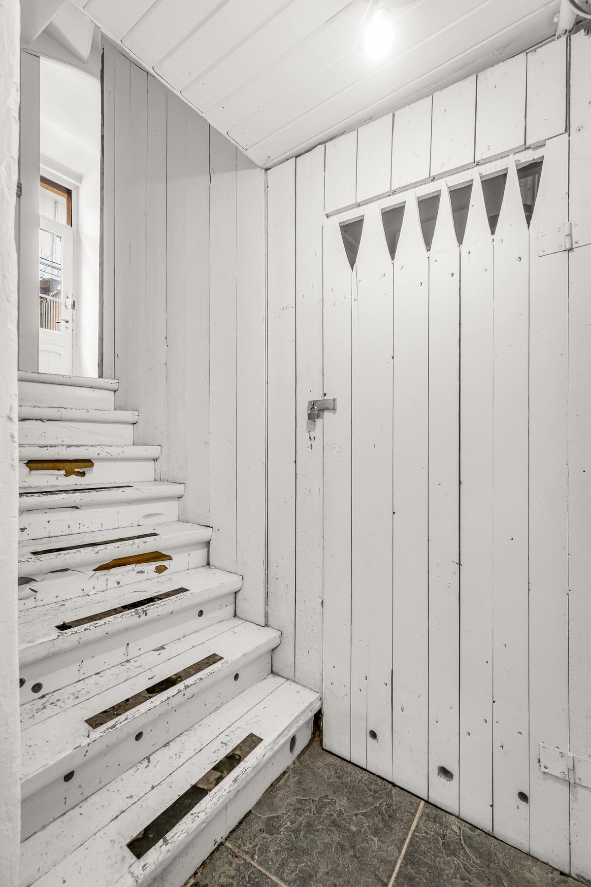 Kjeller med kjellerbod og felles vaskerom med plass til vaskemaskin. Galleribilde