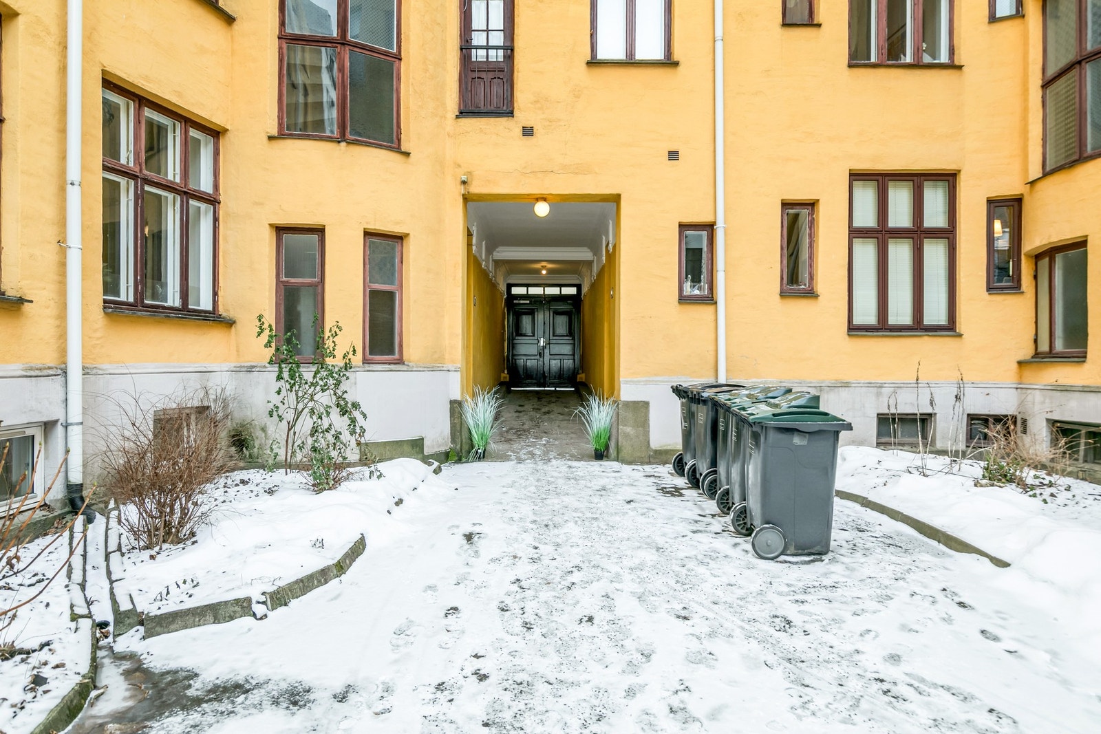 Romslig bakgård Galleribilde