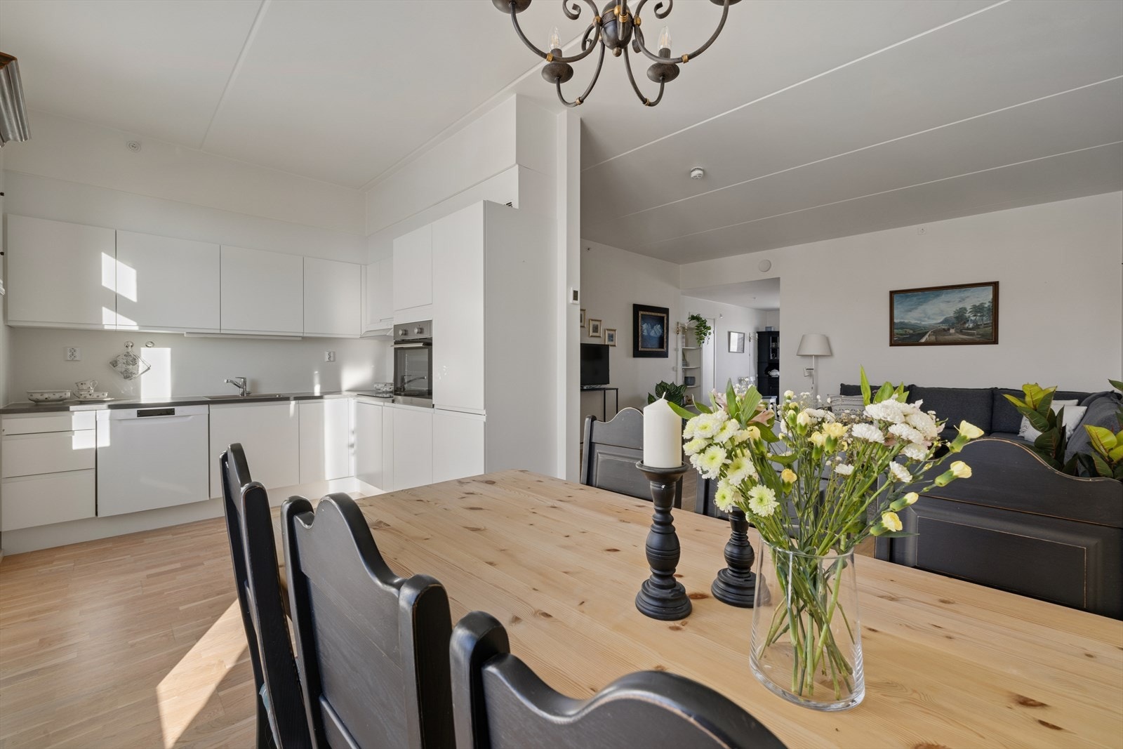 Det er god plass til spisestue i tilknytning til kjøkkenet. Galleribilde