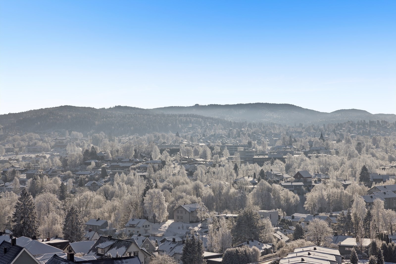 Fra begge balkonger har du fantastisk og langstrakt utsikt. Galleribilde