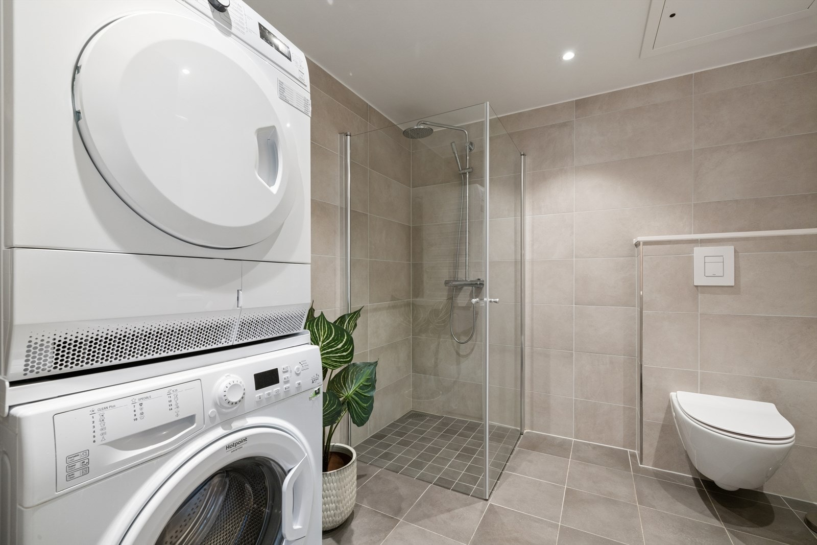 Innredet med vegghengt toalett, dusj med innsvingbare dører og servant med innredning. Galleribilde