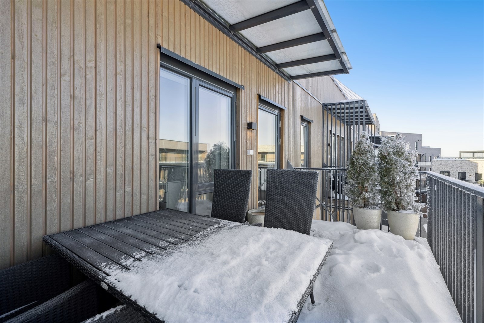 Balkong med utgang fra stue på ca. 10,2 kvm. Galleribilde