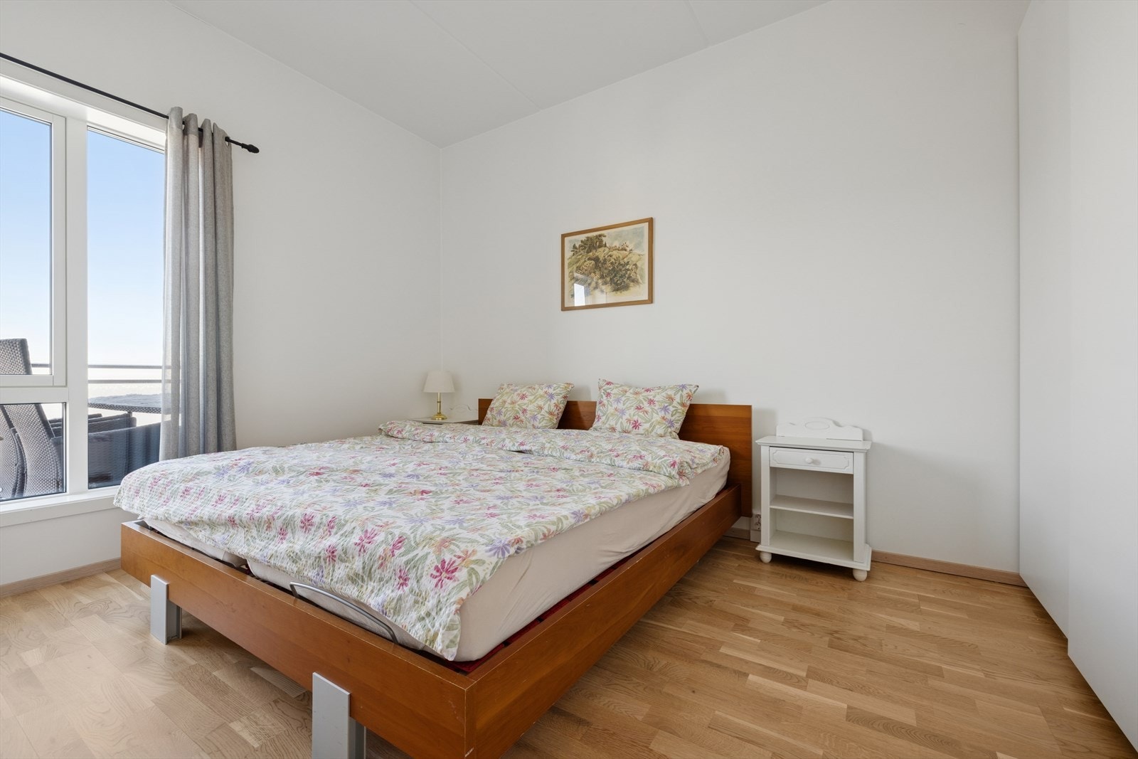 Leiligheten har to romslige soverom med god plass til seng, garderobeskap og annet ønskelig møblement. Galleribilde