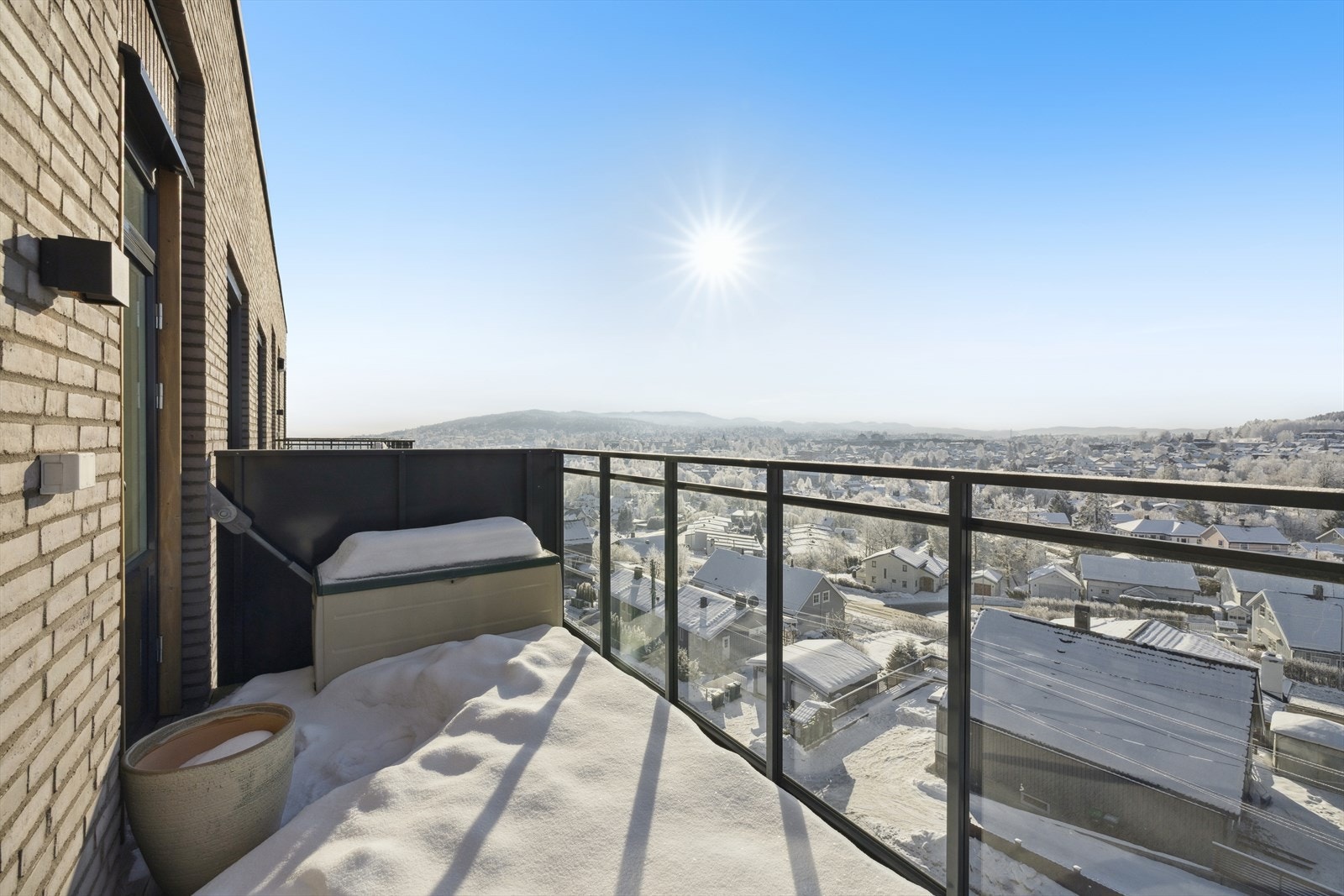 Boligen har to balkong med flotte sol- og utsiktsforhold. Galleribilde