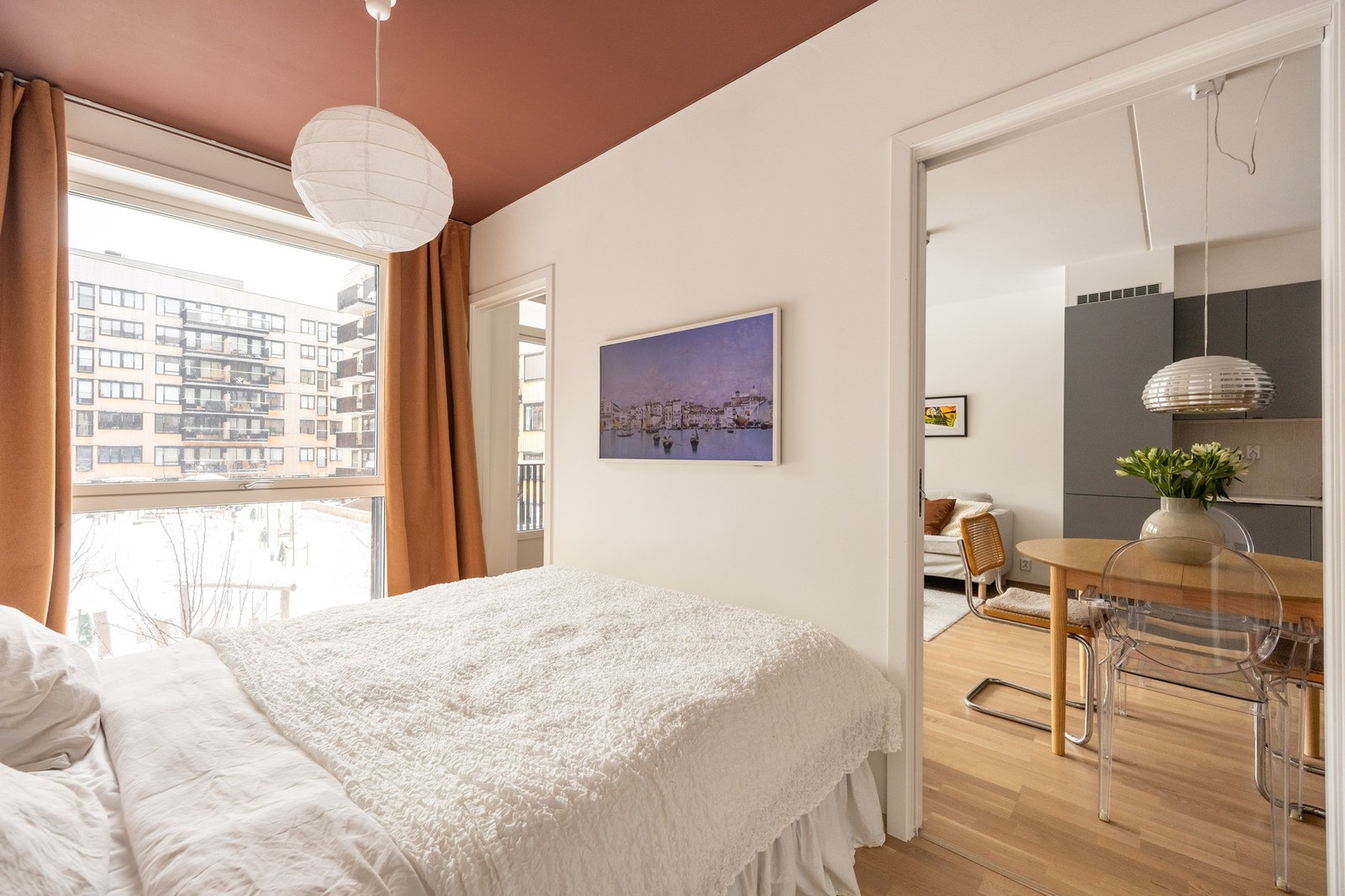 Videre tilkomst fra stue til romslig soverom. Galleribilde