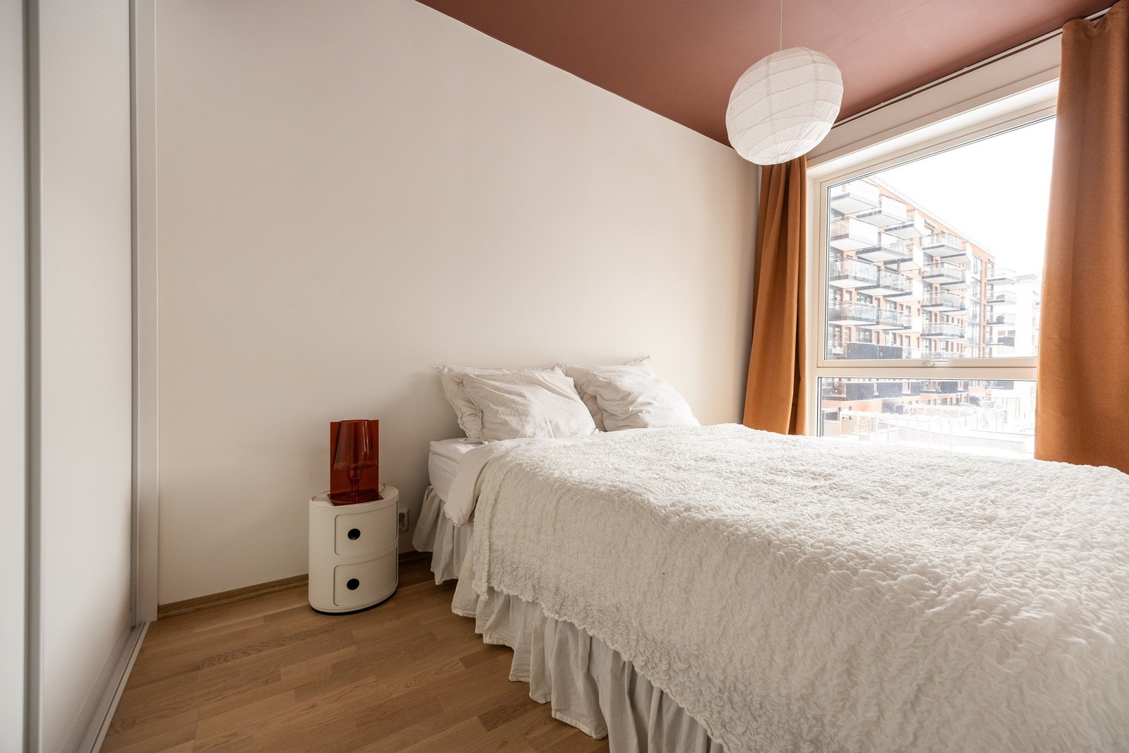 Enkelt innredes med stor dobbeltseng med tilhørende nattbord. Galleribilde