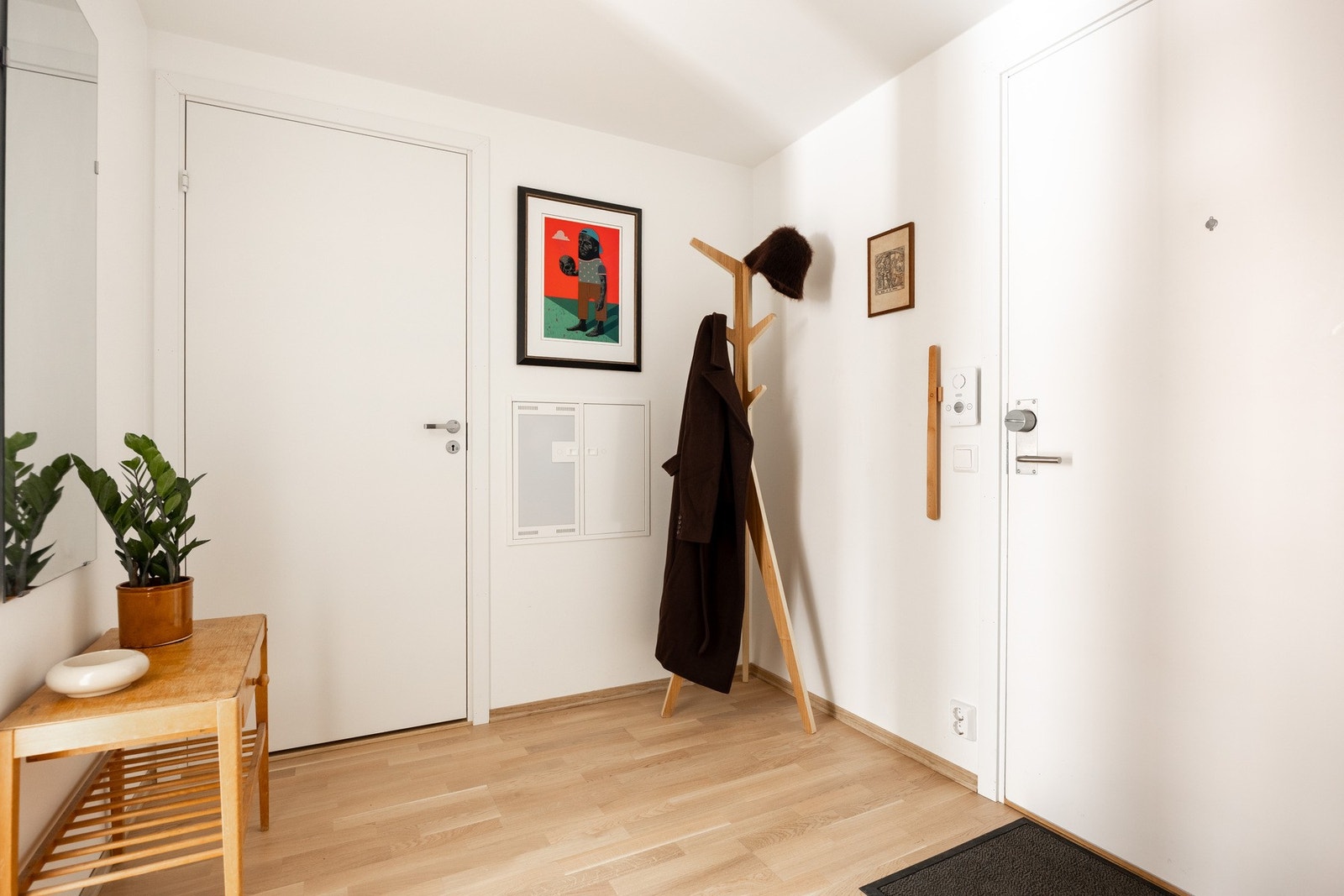 Romslig entré med plass til oppheng av yttertøy. Galleribilde