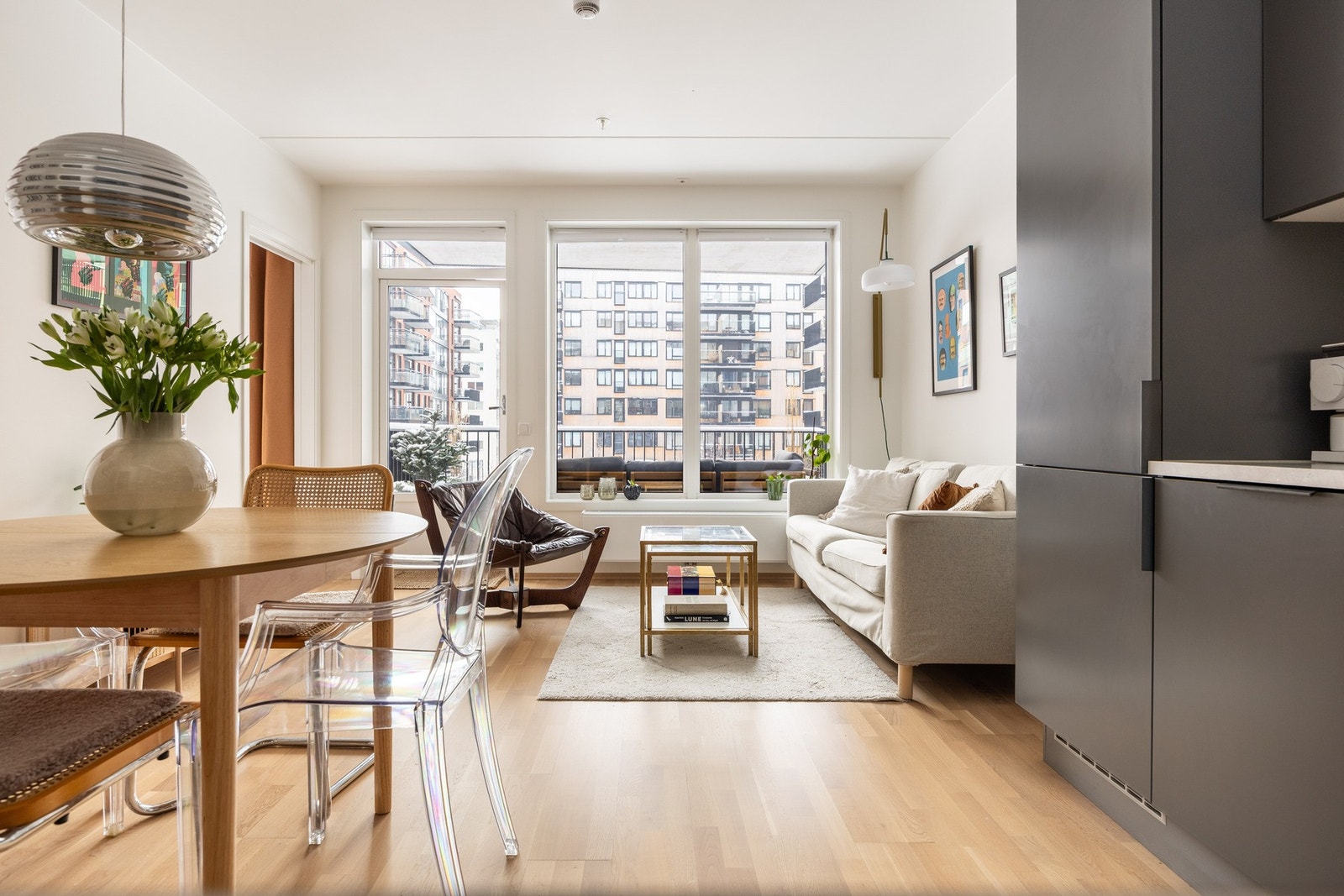 Stuen kan enkelt innredes med både sofa- og spiseseksjon. Galleribilde