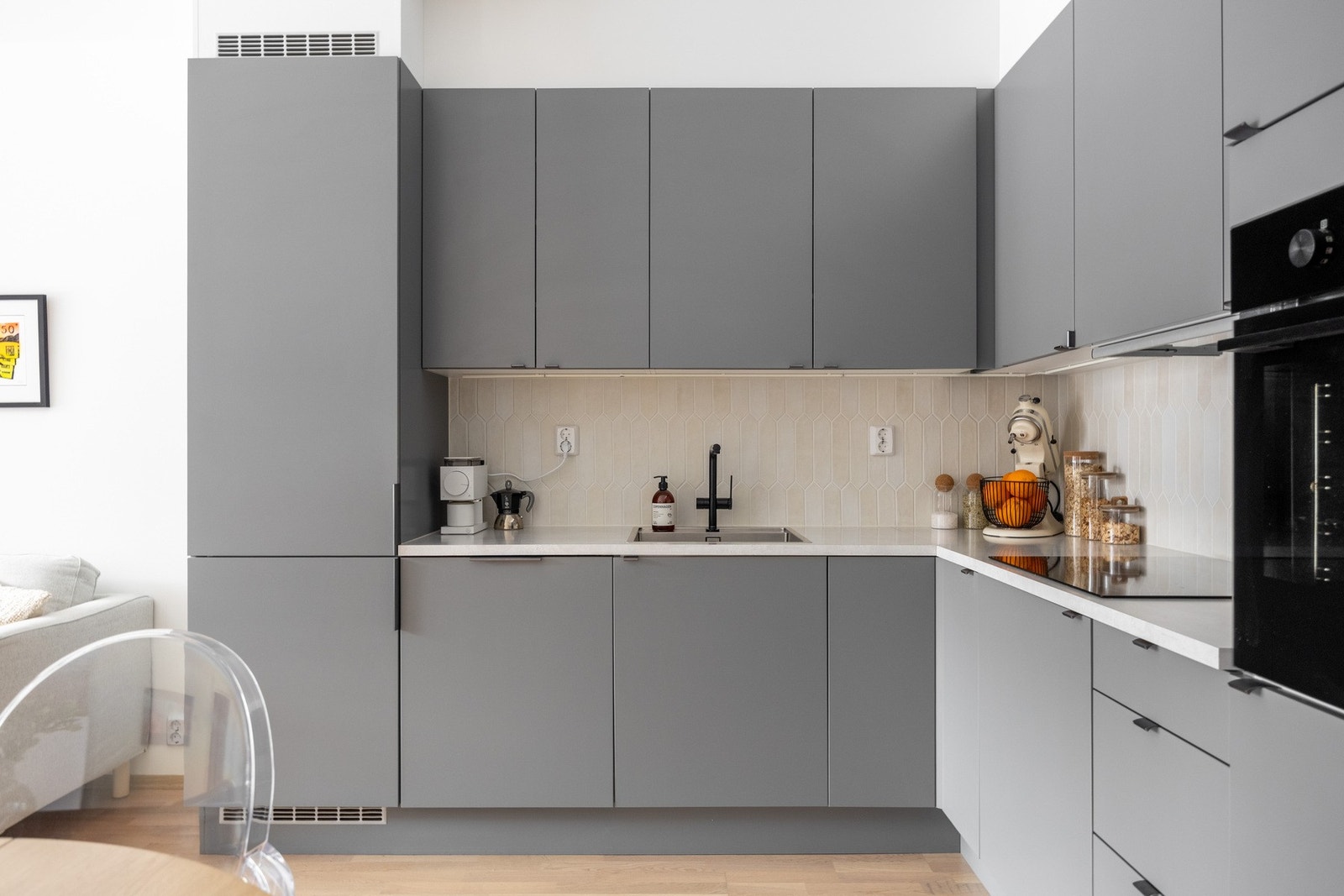 Sosialt og luftig kjøkken med praktiske løsninger samt godt med både skap- og benkeplass. Galleribilde