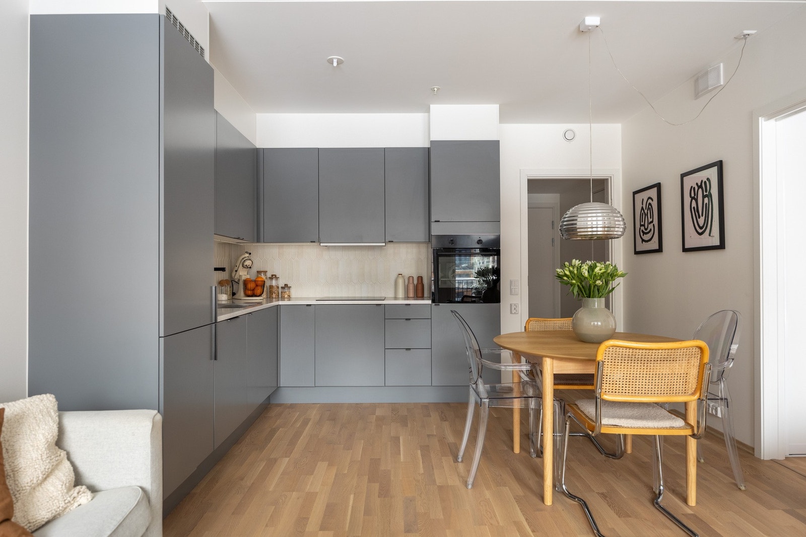 Moderne kjøkkeninnredning fra byggeåret 2022 med mørke glatte fronter Galleribilde