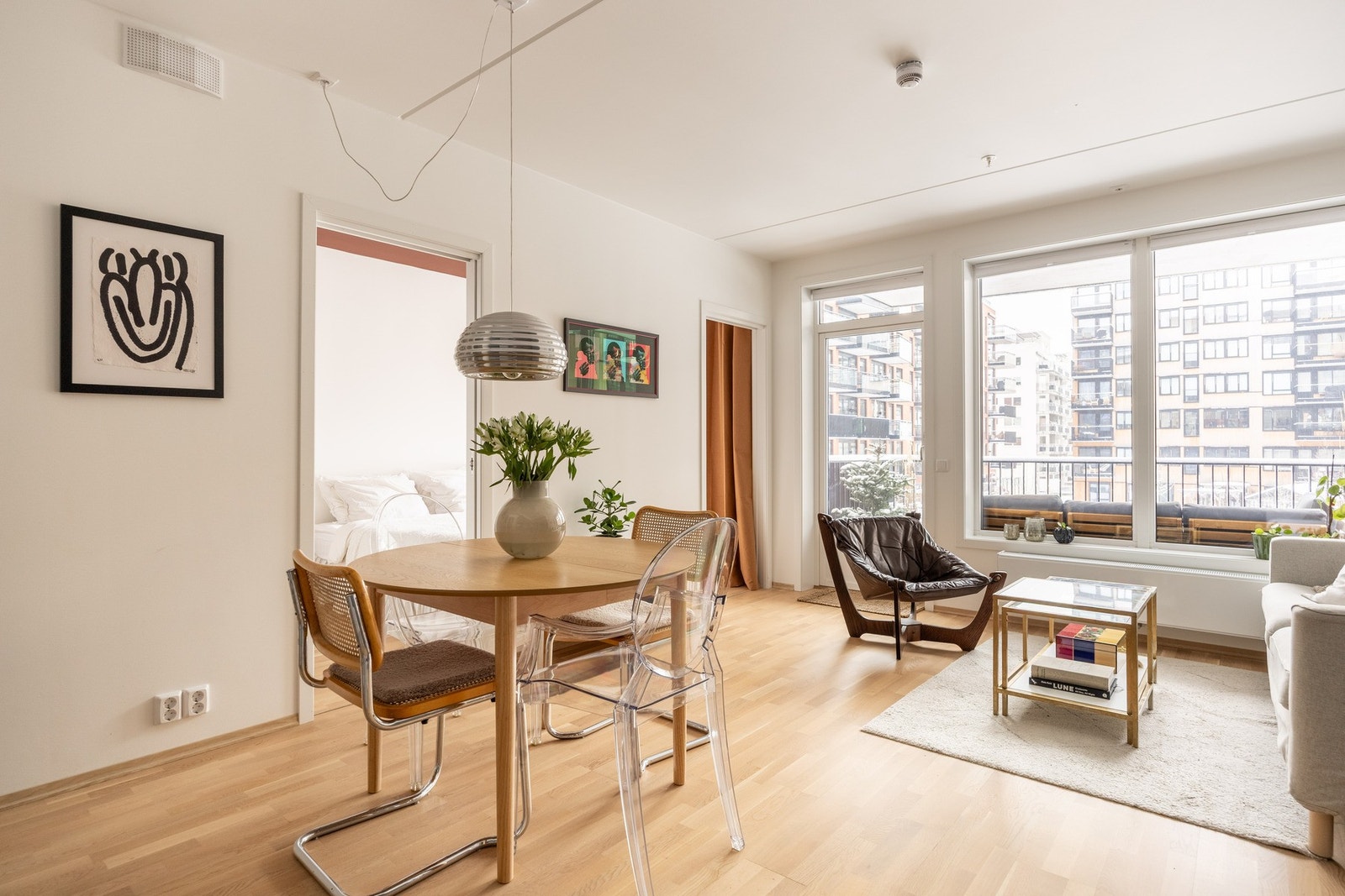 Leiligheten har store vindusflater som slipper inn mye naturlig lys. Galleribilde